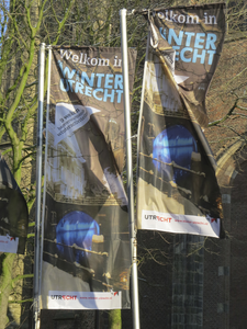 908150 Afbeelding van twee wapperende vlaggen met de tekst: 'Welkom in WINTER UTRECHT' op het Domplein te Utrecht.